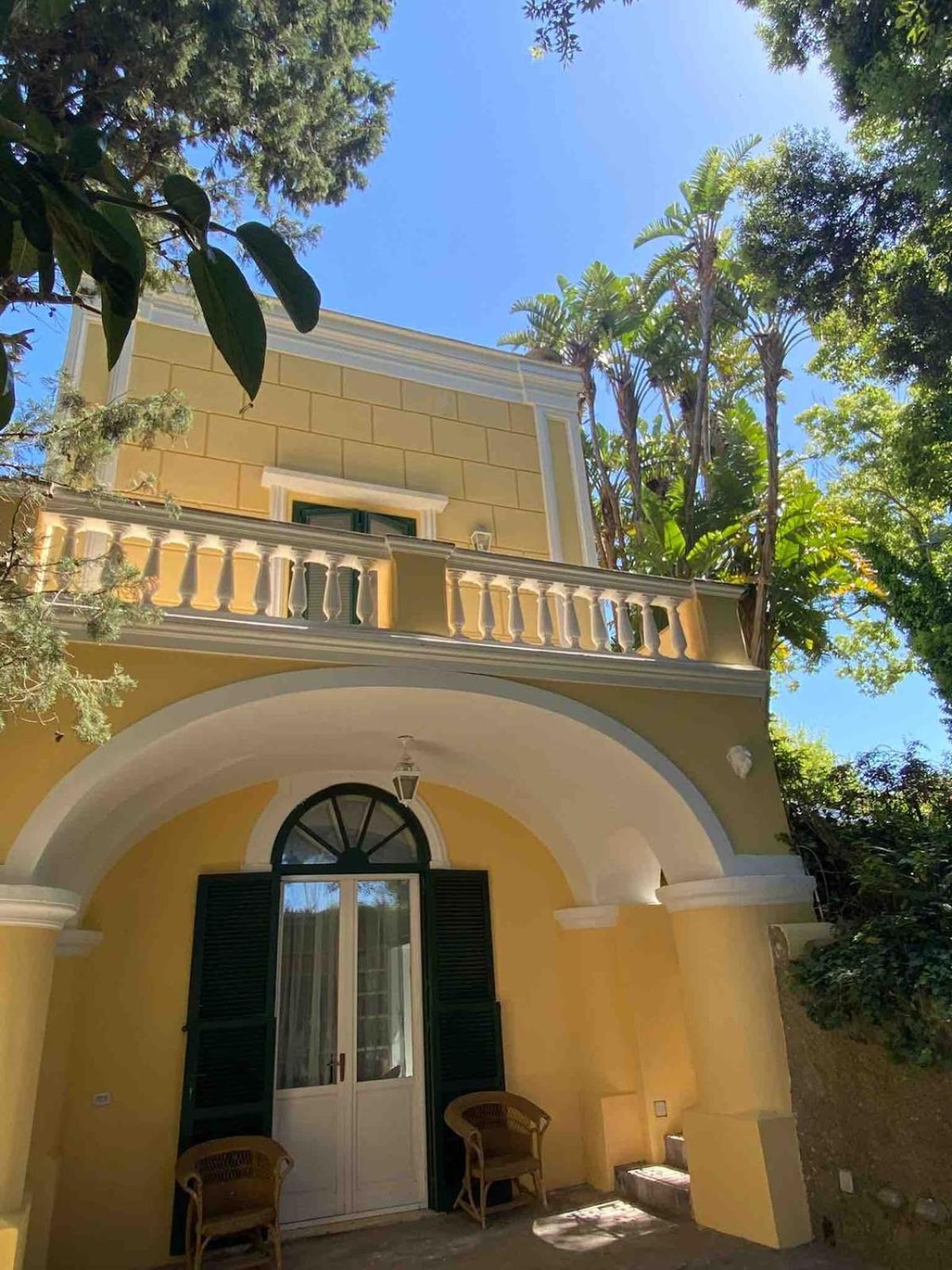 Aurora Caprese Villa *