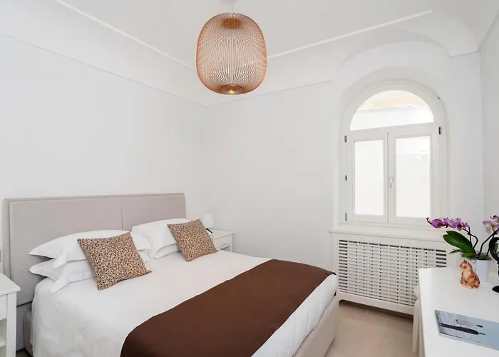 Roberhouse Tragara 37