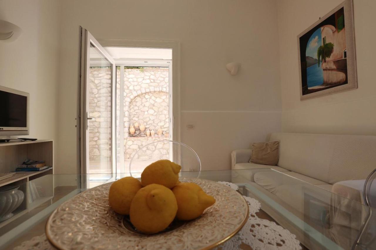 Casa Di Charme Panoramica A Sulla Spiaggia. Apartment Capri