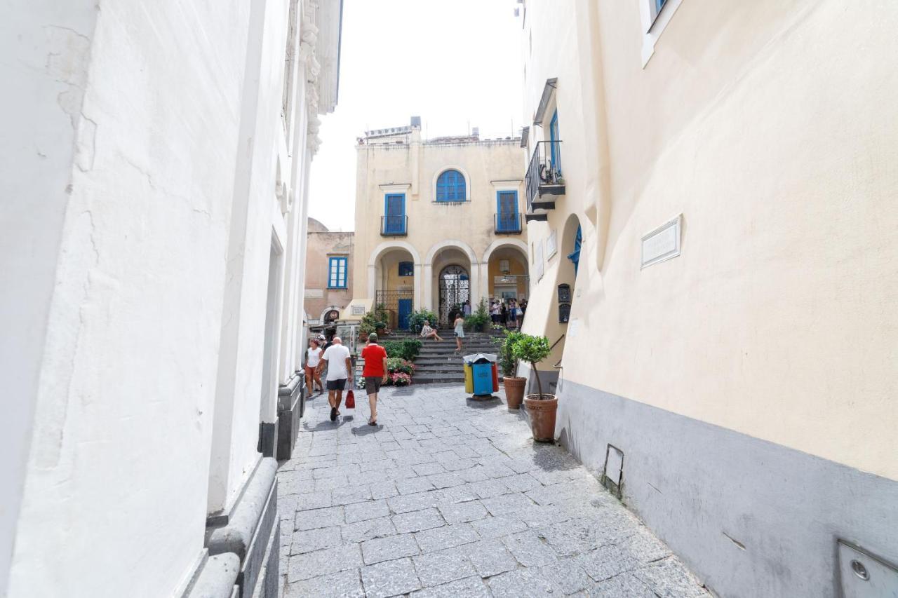 Qasar Luxury - In Capri's Piazzetta Capri