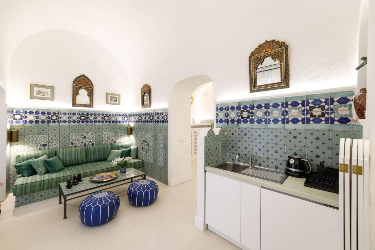 Qasar Luxury - In Capri's Piazzetta