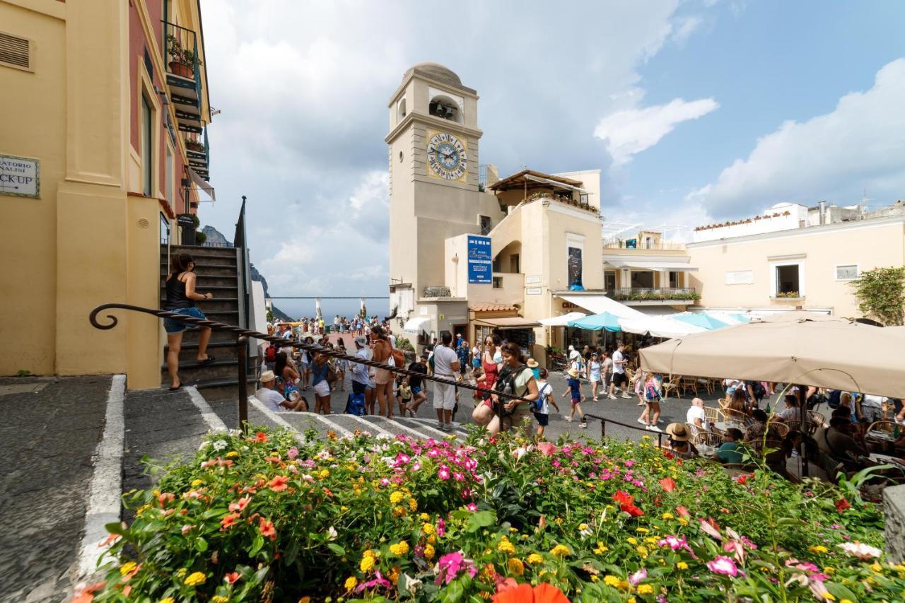 Qasar Luxury - In Capri's Piazzetta * Capri