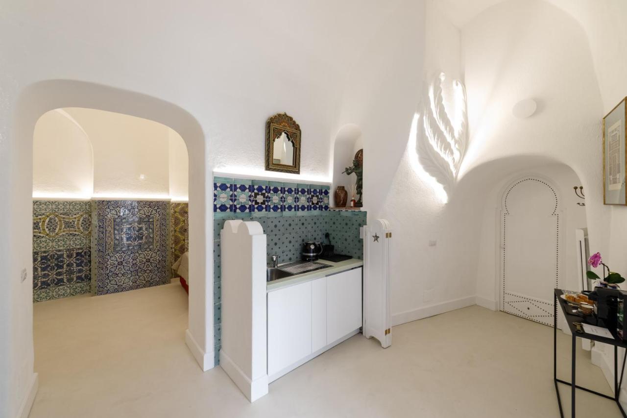 Qasar Luxury - In Capri's Piazzetta *