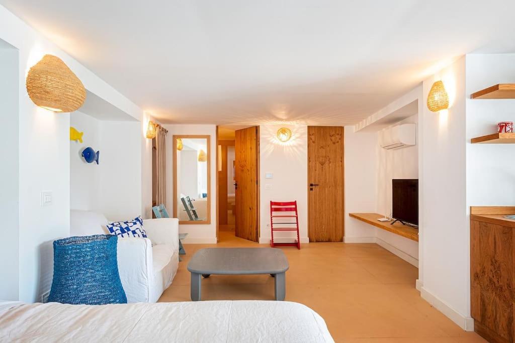 Cisterna Capri, Private Front With Pool Villa Capri