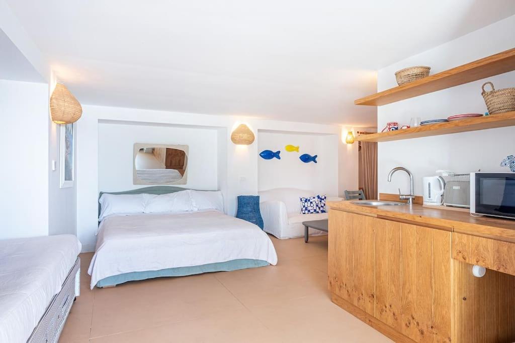Cisterna Capri, Private Front With Pool Villa Capri