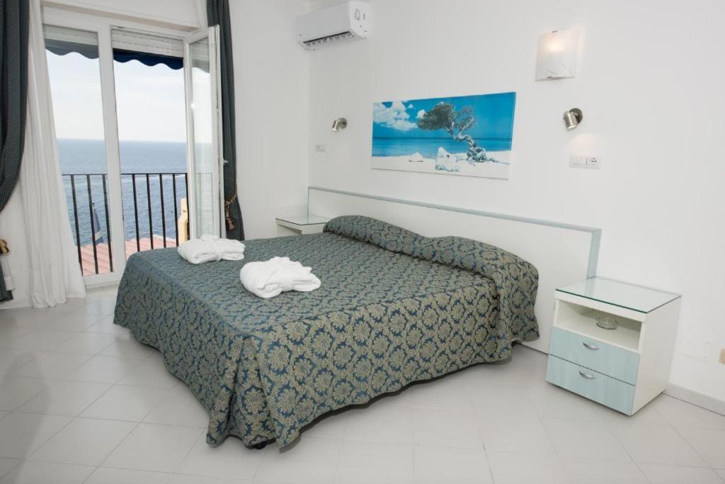 Weber Ambassador Hotel 4*