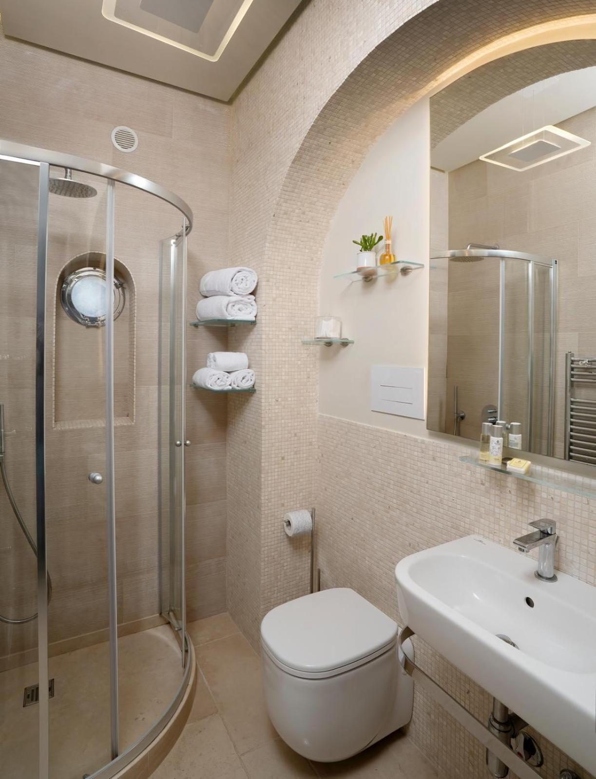 Roberhouse Tragara 37