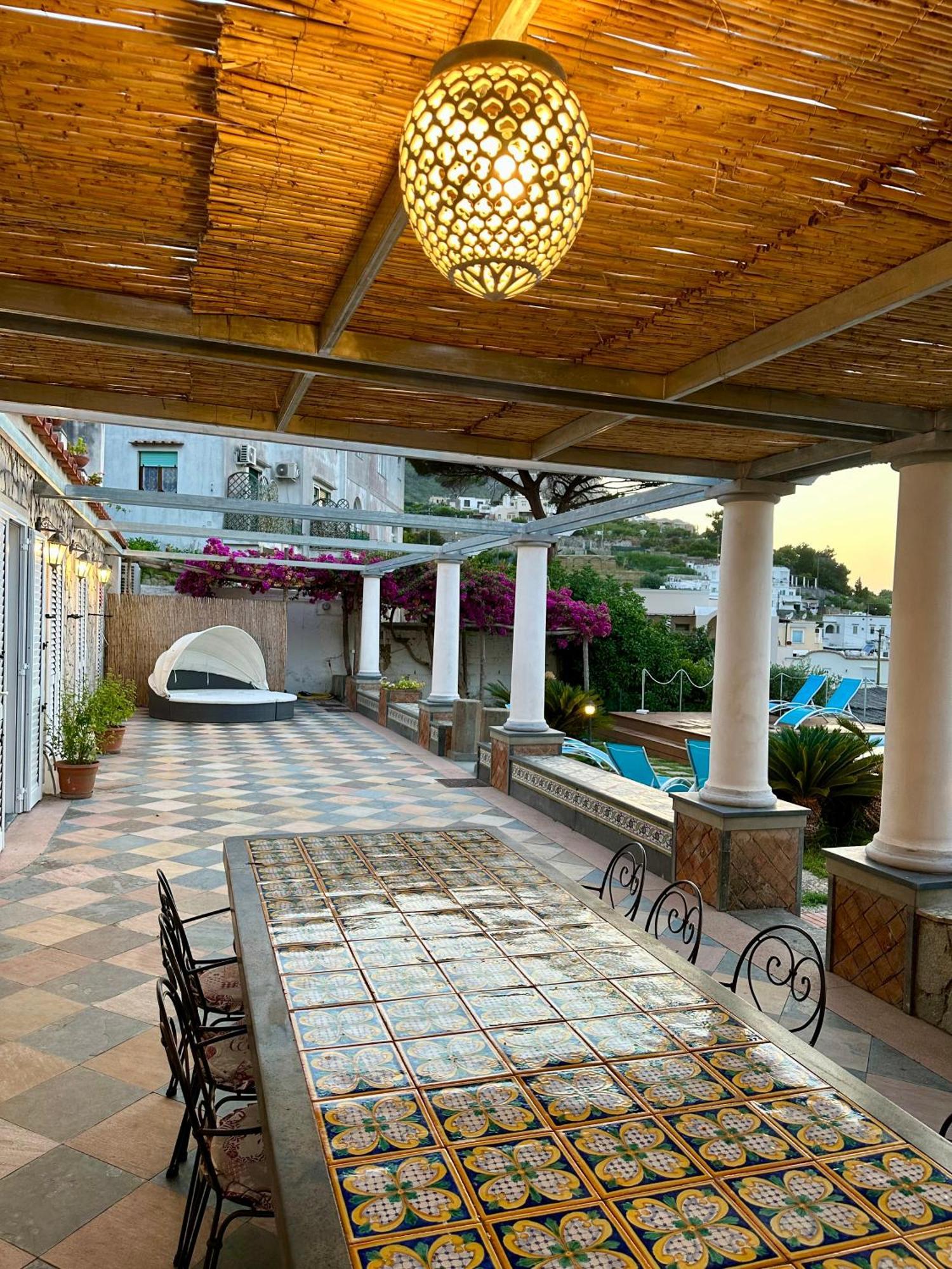 Amalu Piscina E Giardino