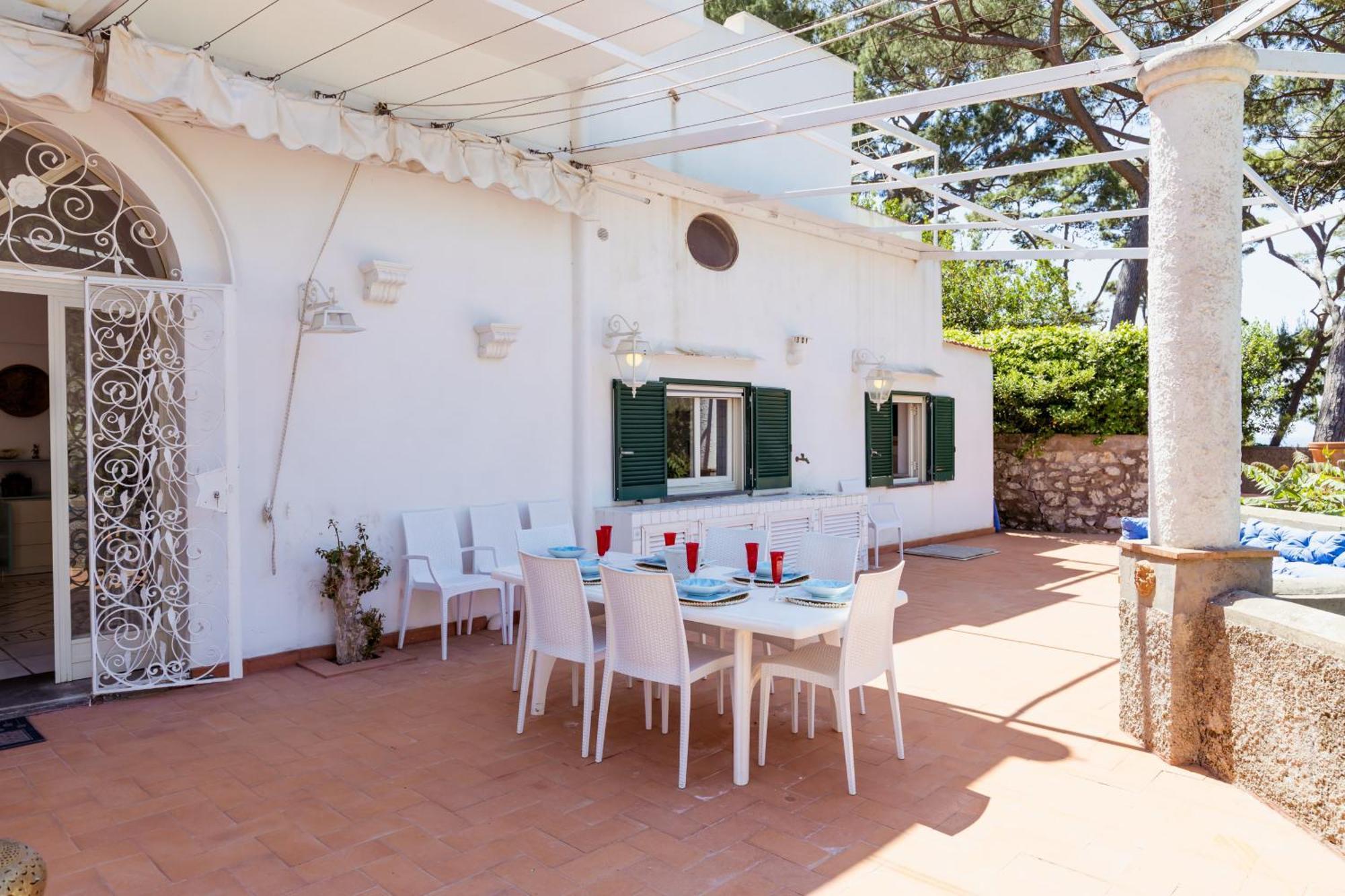 La Perla Marina Guest house *