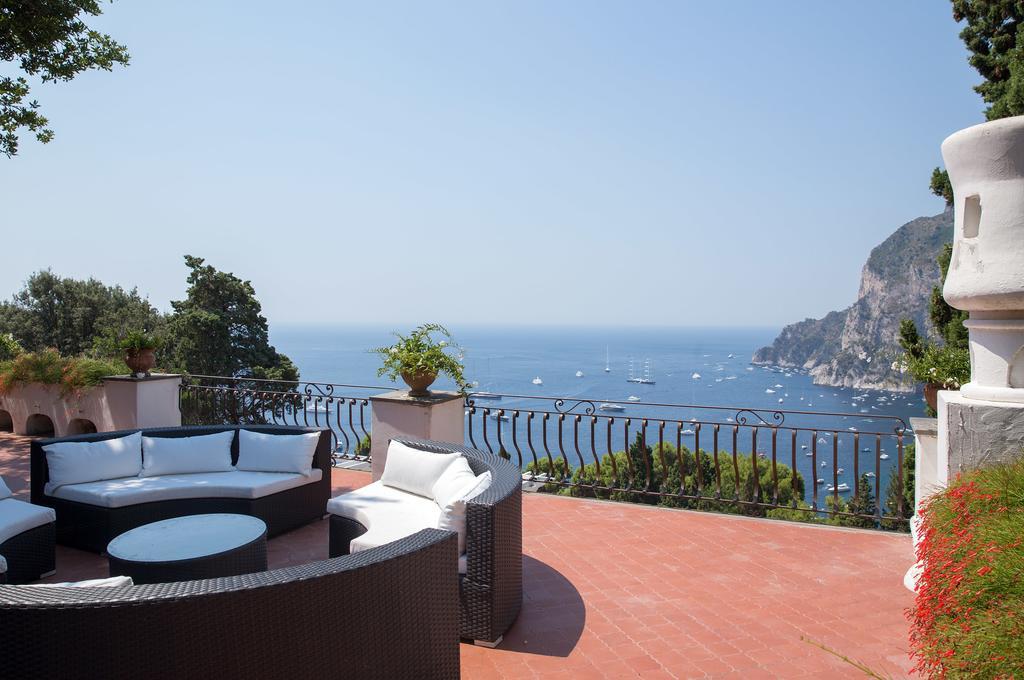 Hibiscus Villa Capri