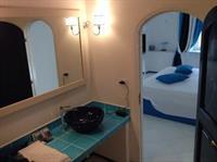 Hotel The White And Blue