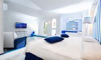 Hotel The White And Blue