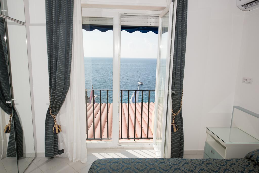 Weber Ambassador Hotel 4*