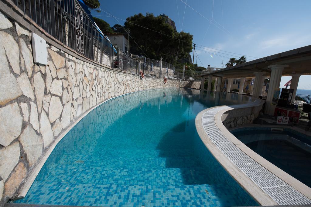 Weber Ambassador 4* Capri