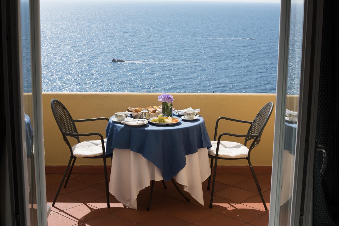 Weber Ambassador 4* Capri
