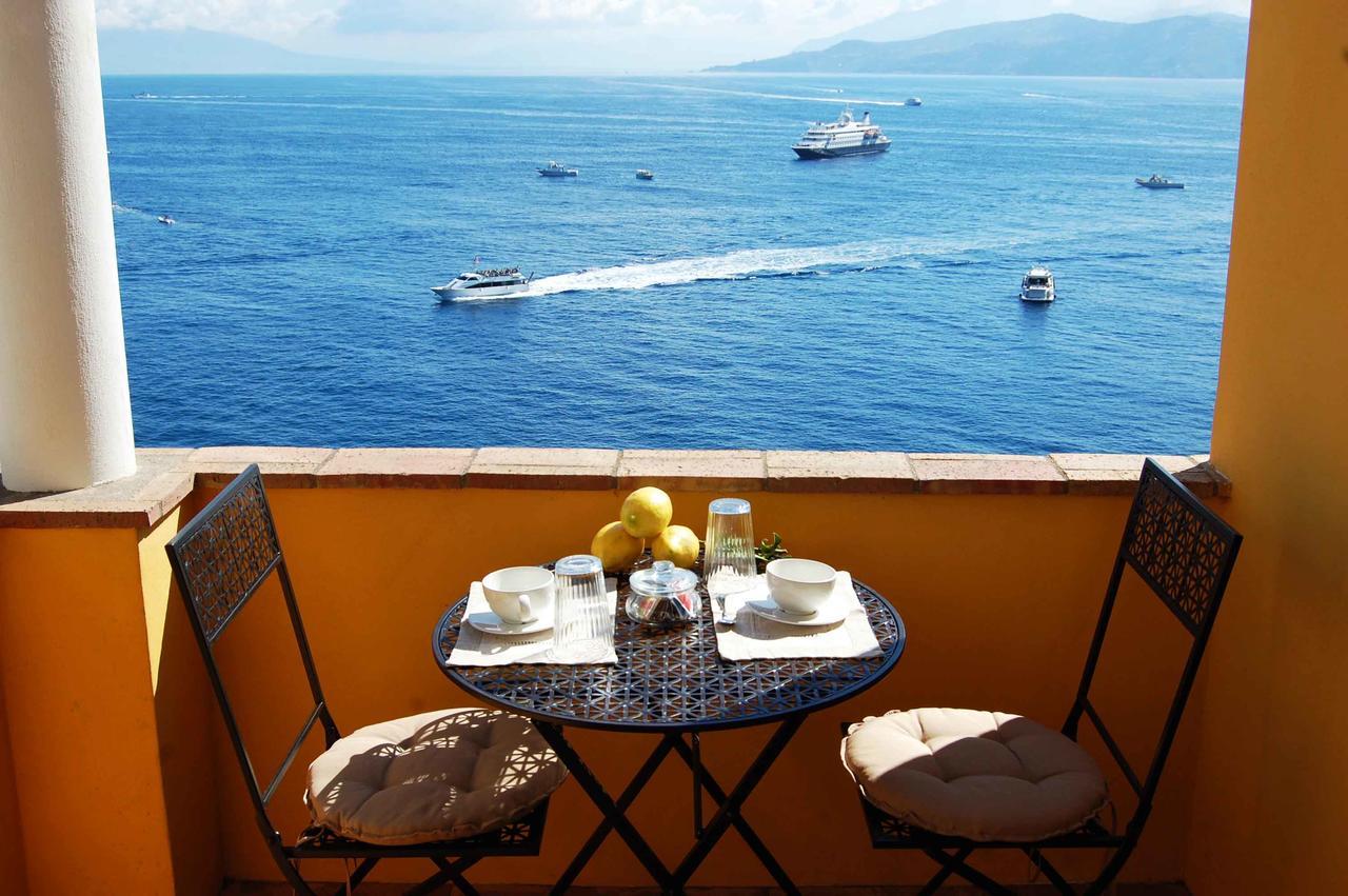 Acomodação com café da manhã  La Terrazza Sul Mare Capri