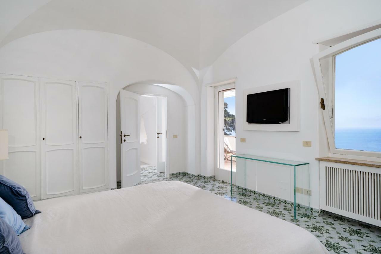 Hibiscus Villa Capri