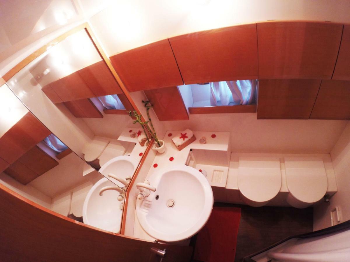 Botel Yacht