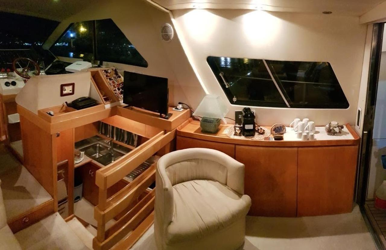 Botel Yacht
