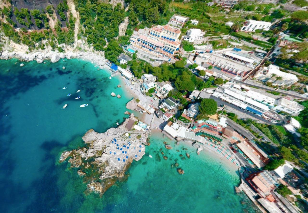 Weber Ambassador Hotel 4*