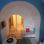 Casa tradizionale con patio, vicino al mare.