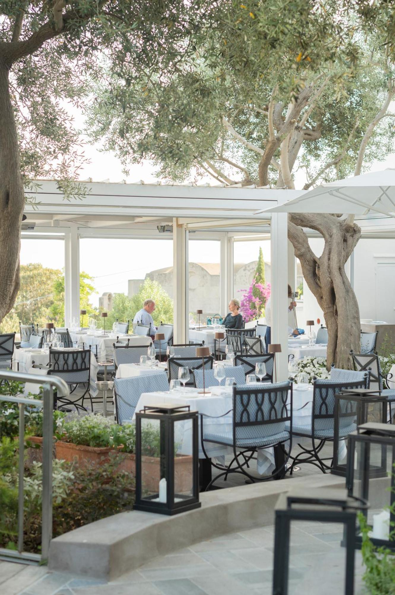 Canasta Hotel Capri