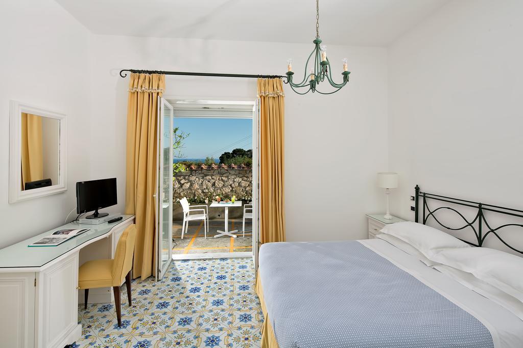 Canasta Hotel Capri