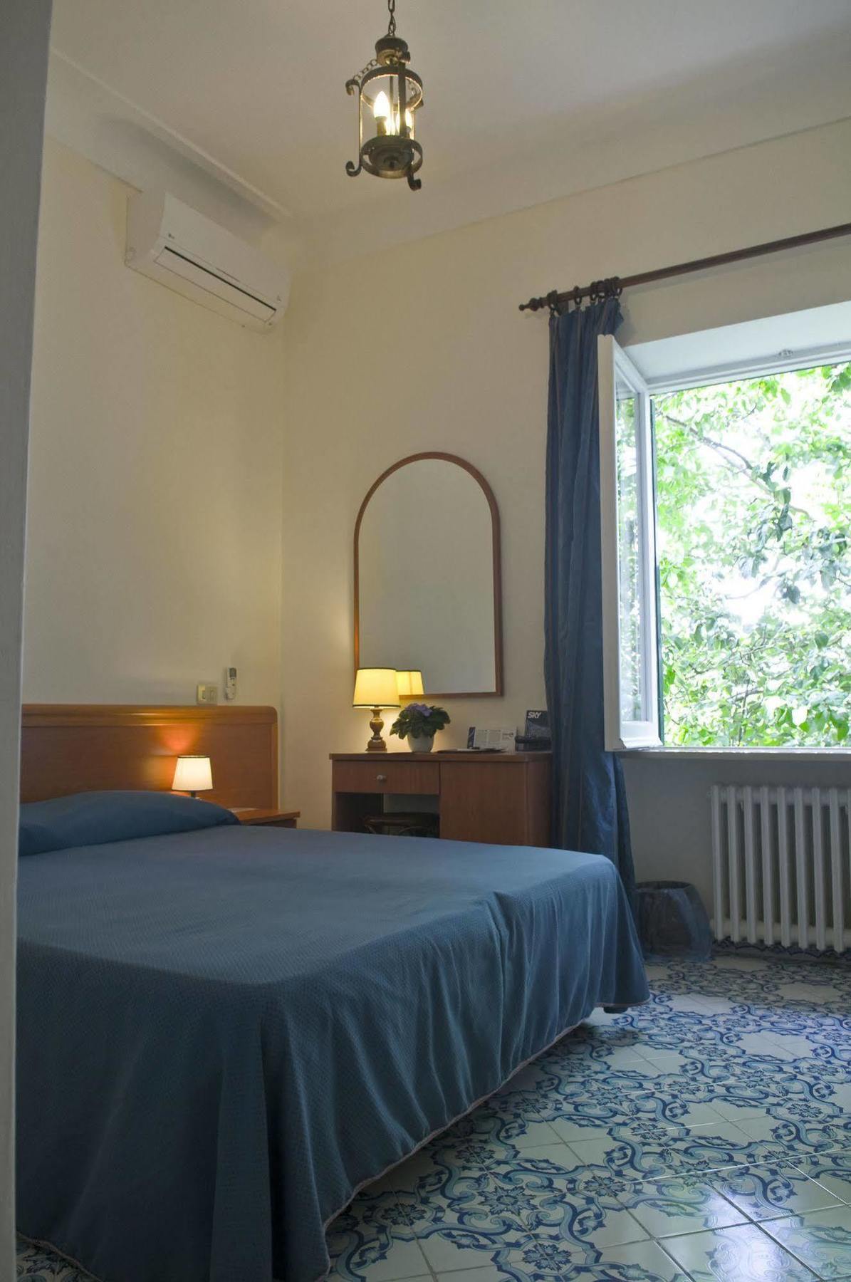 Sarah 4* Capri