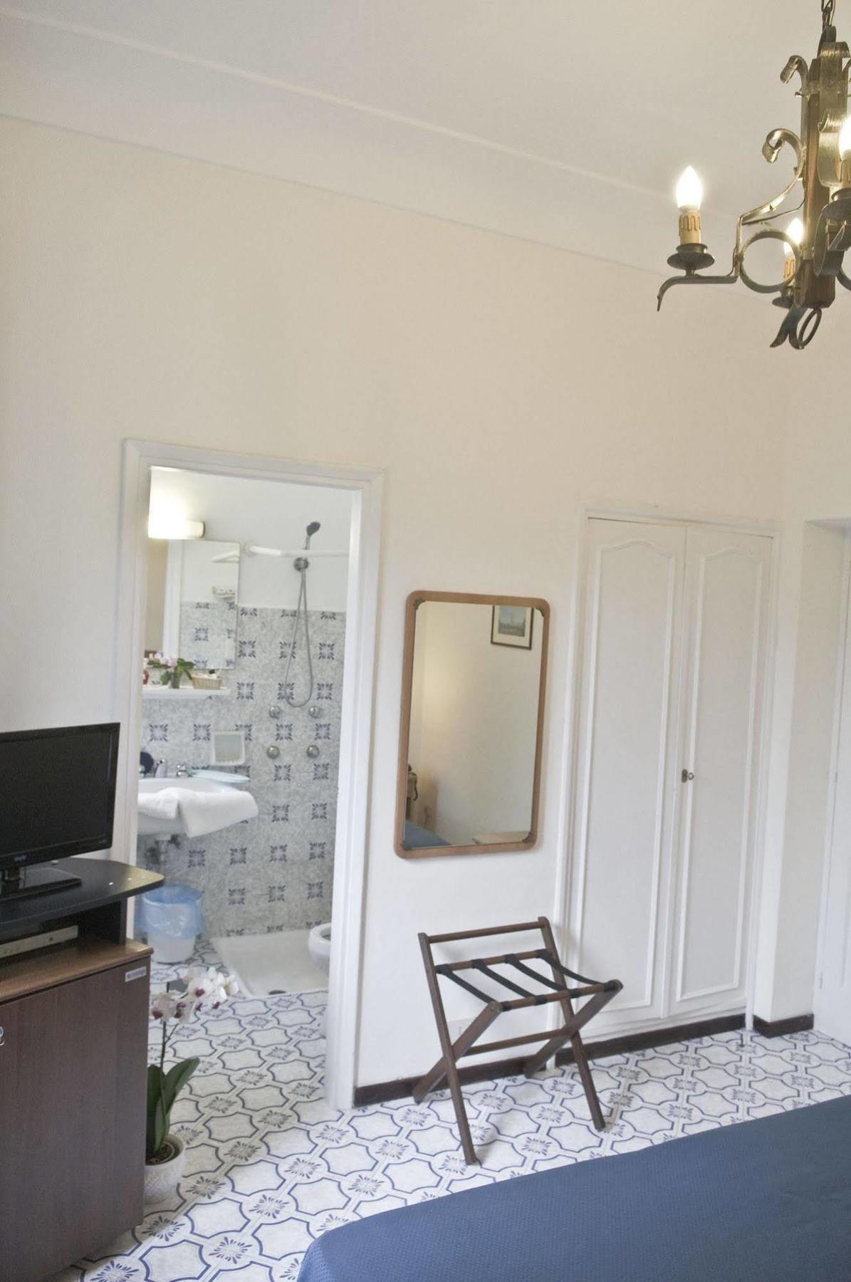 Sarah Otel Capri