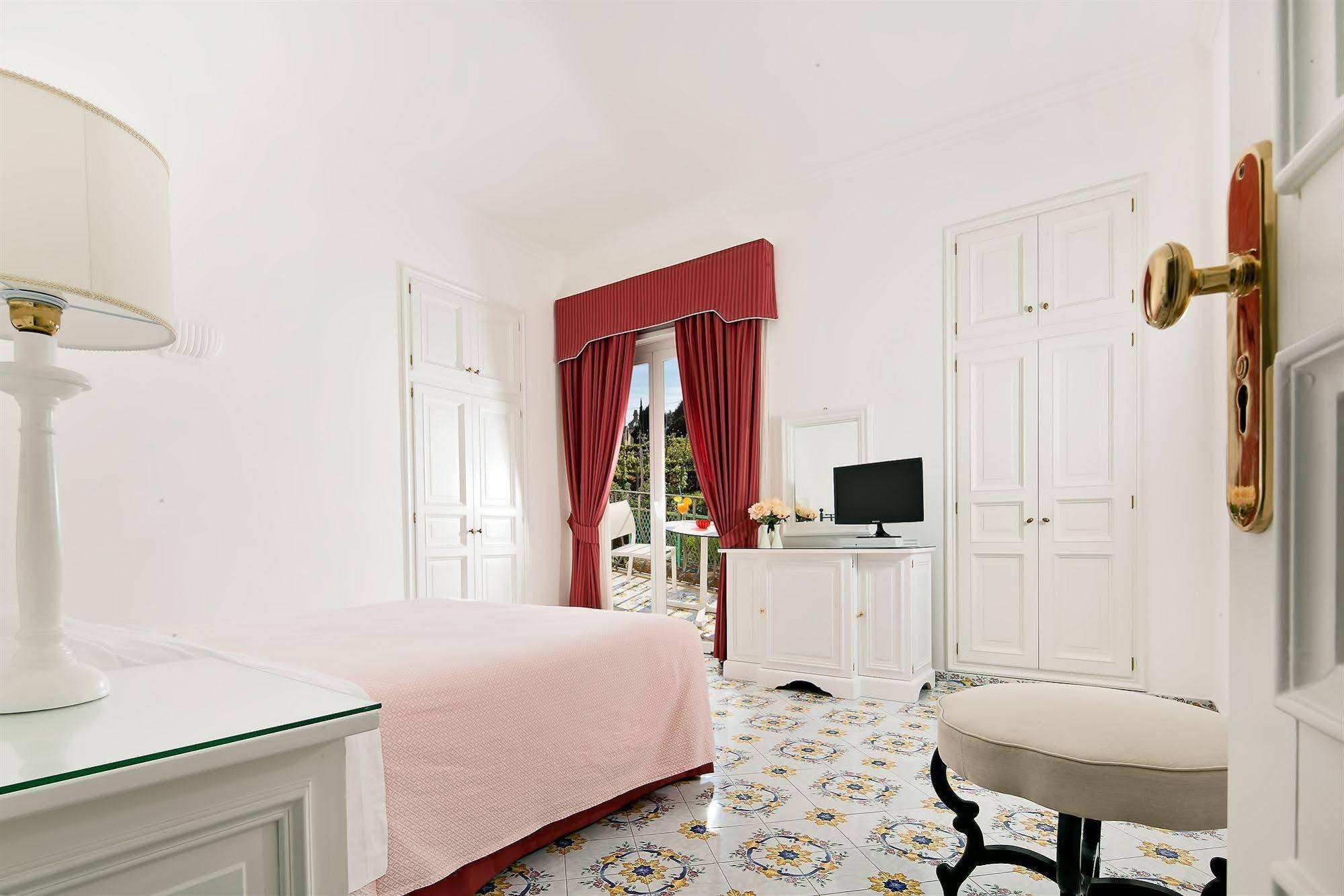 Canasta Hotel Capri