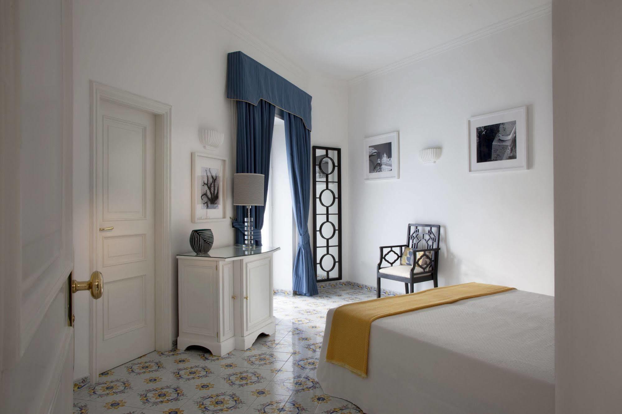 Canasta Hotel Capri